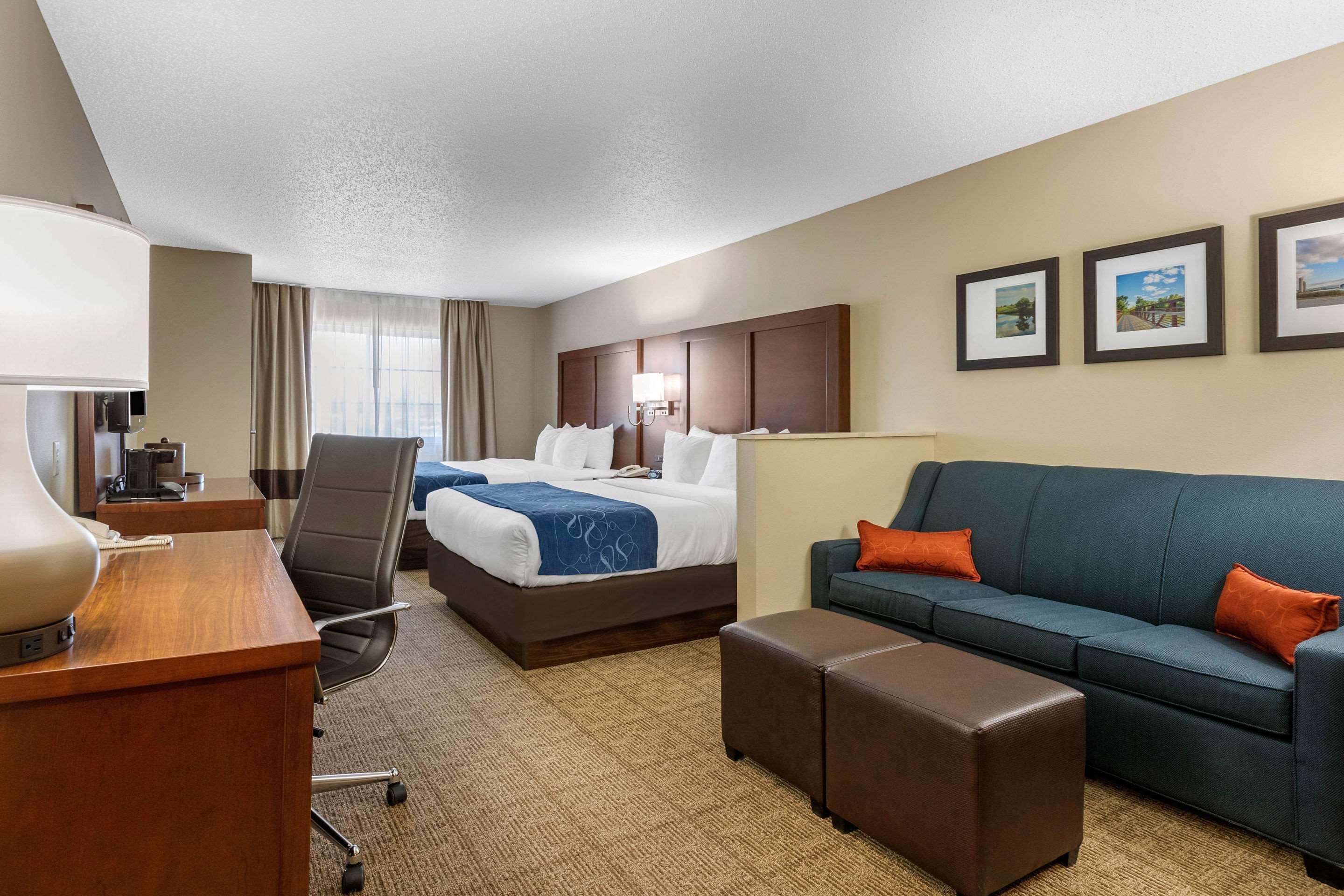 Comfort Suites Сідар-Фолс Екстер'єр фото