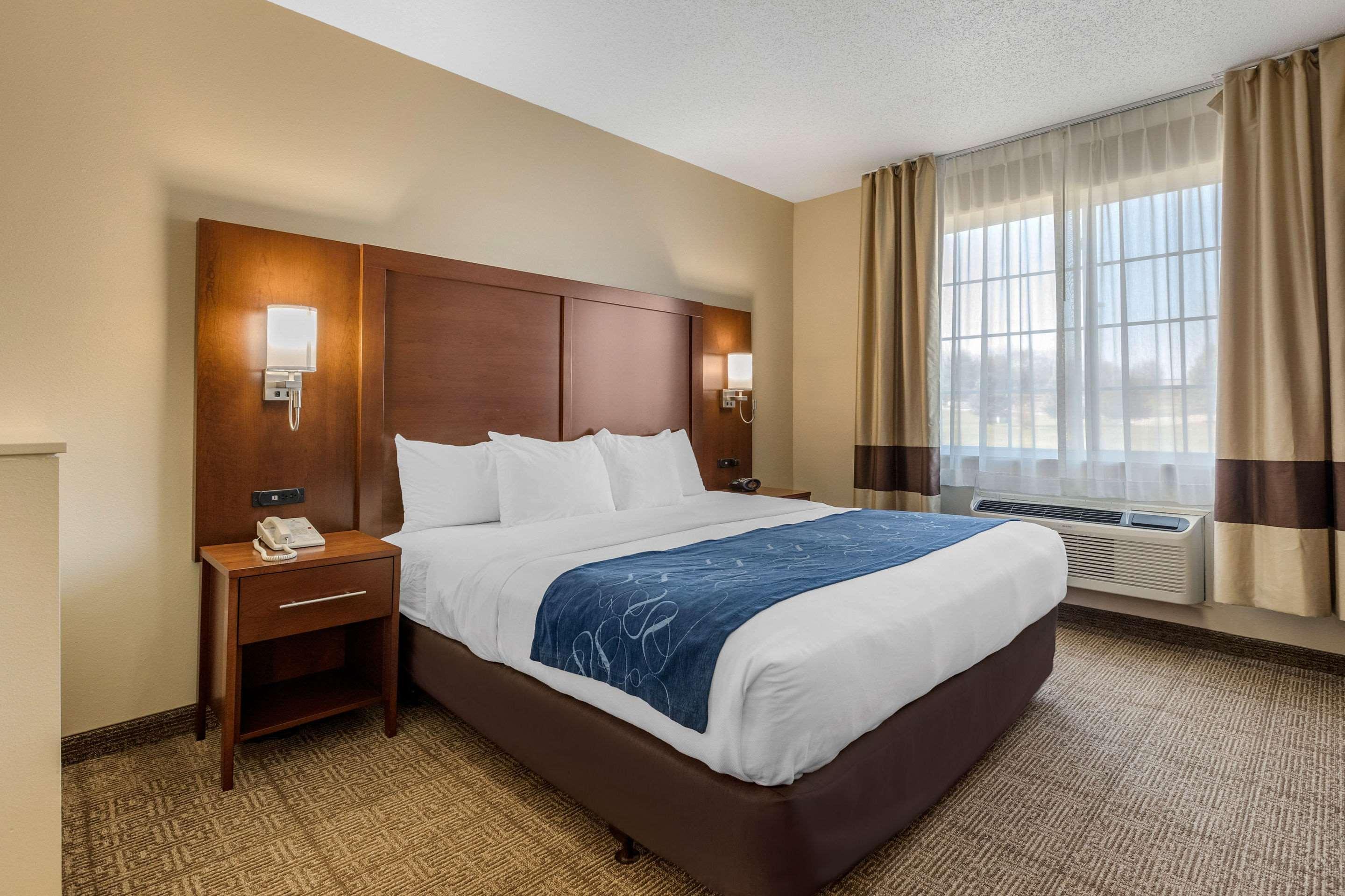 Comfort Suites Сідар-Фолс Екстер'єр фото