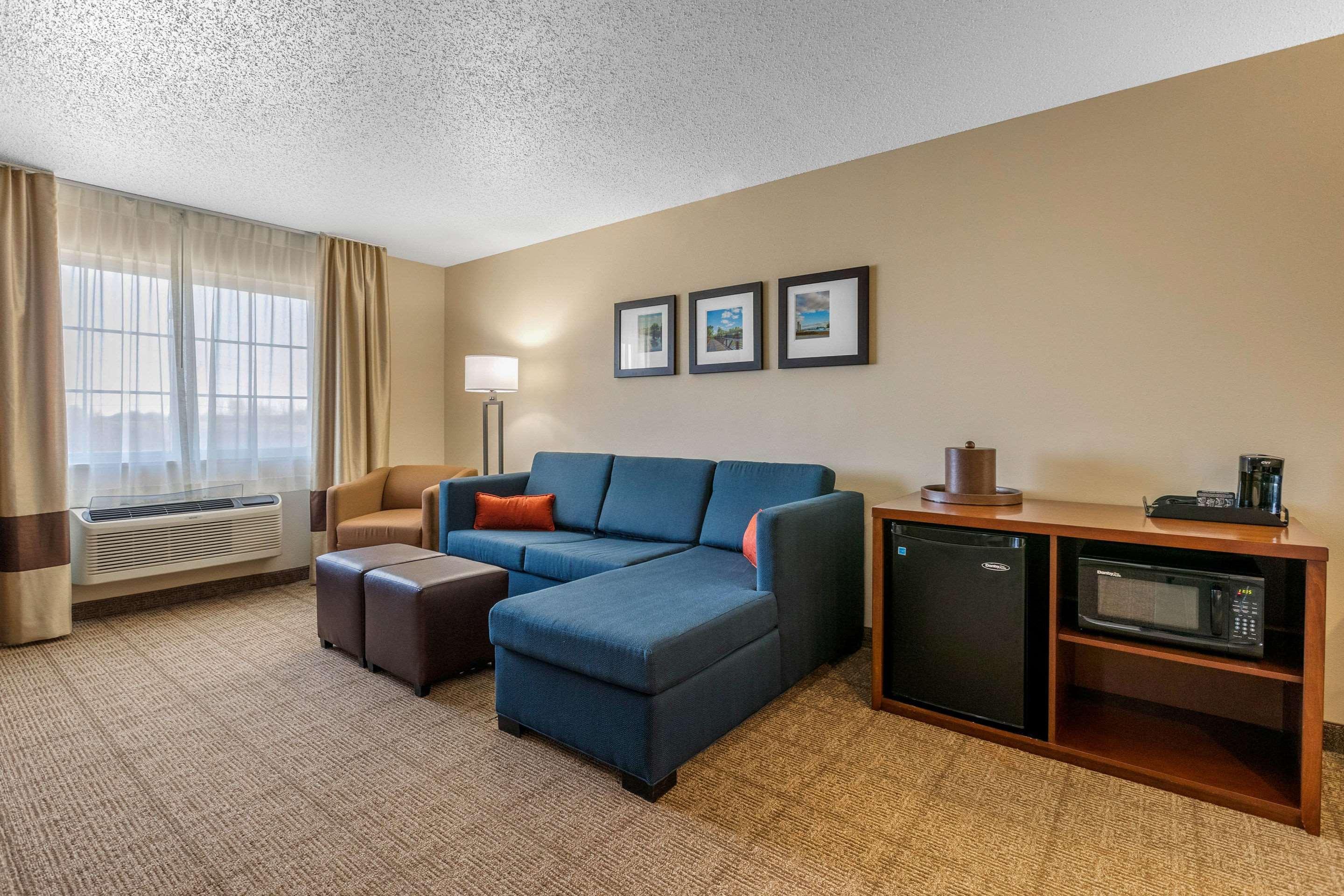 Comfort Suites Сідар-Фолс Екстер'єр фото