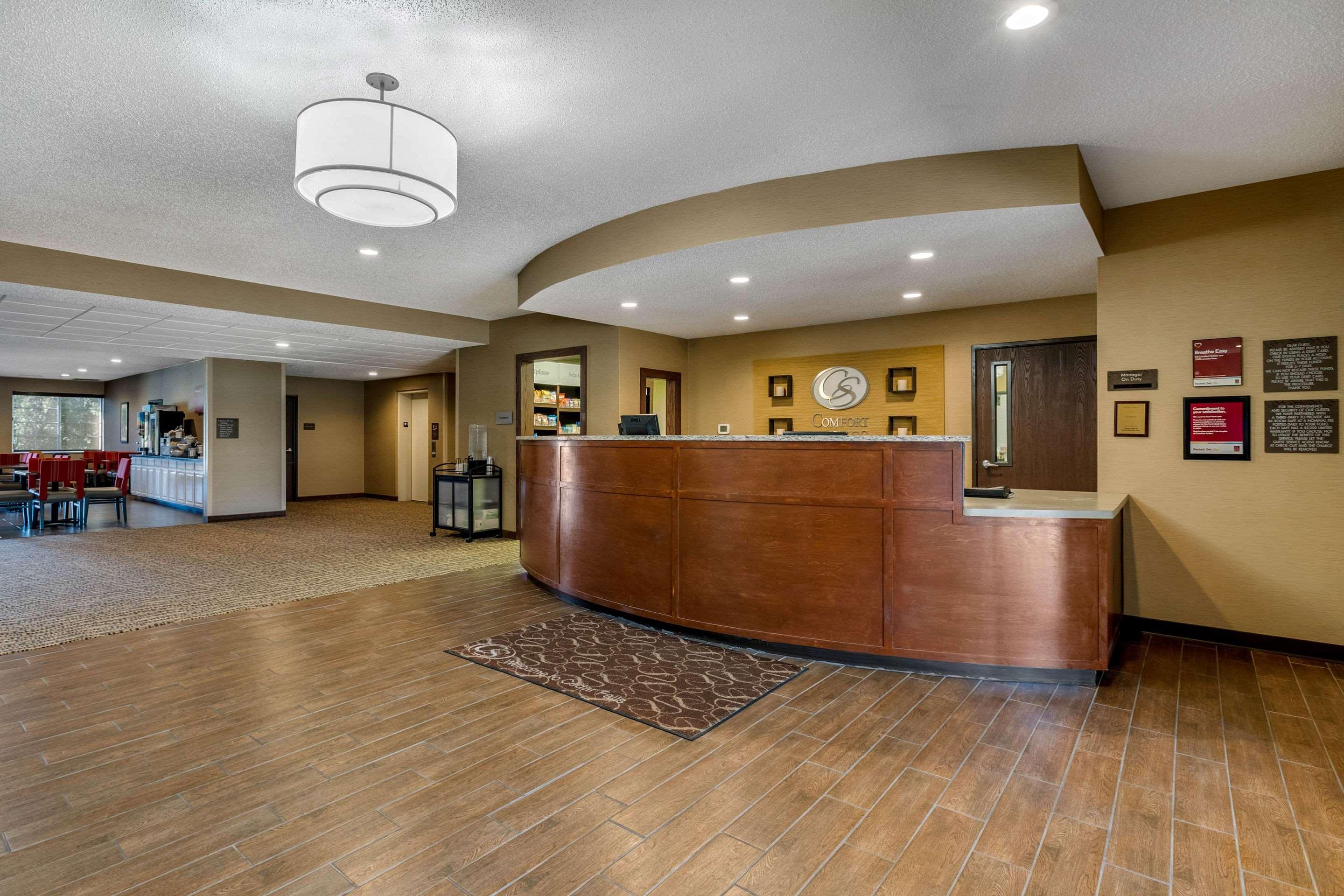Comfort Suites Сідар-Фолс Екстер'єр фото