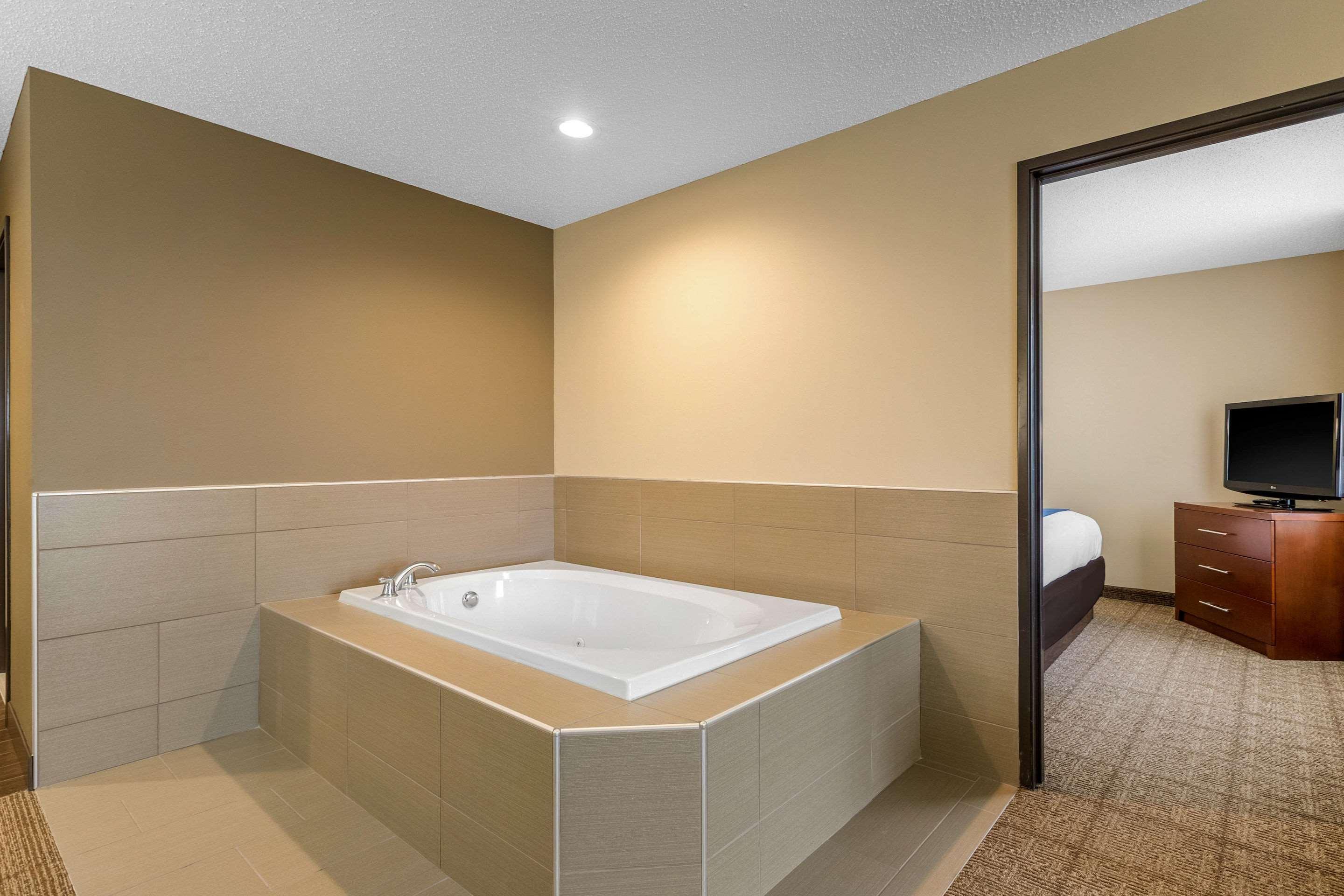 Comfort Suites Сідар-Фолс Екстер'єр фото