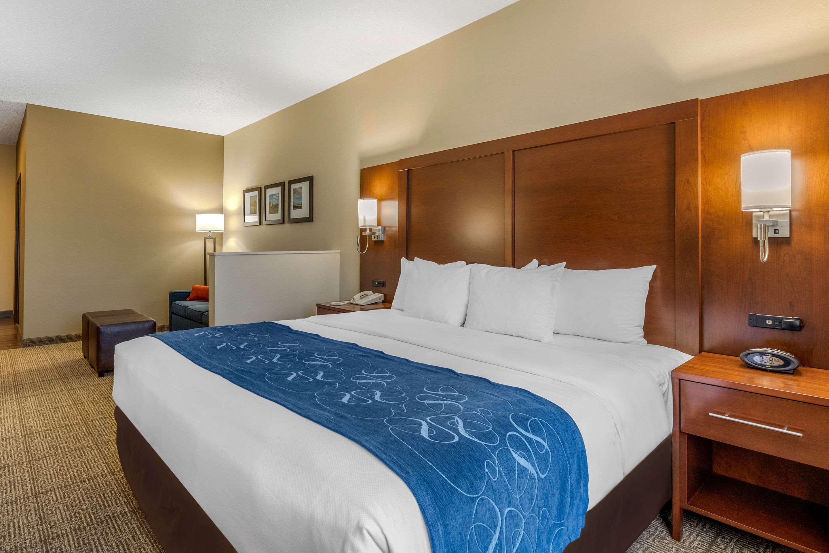 Comfort Suites Сідар-Фолс Екстер'єр фото