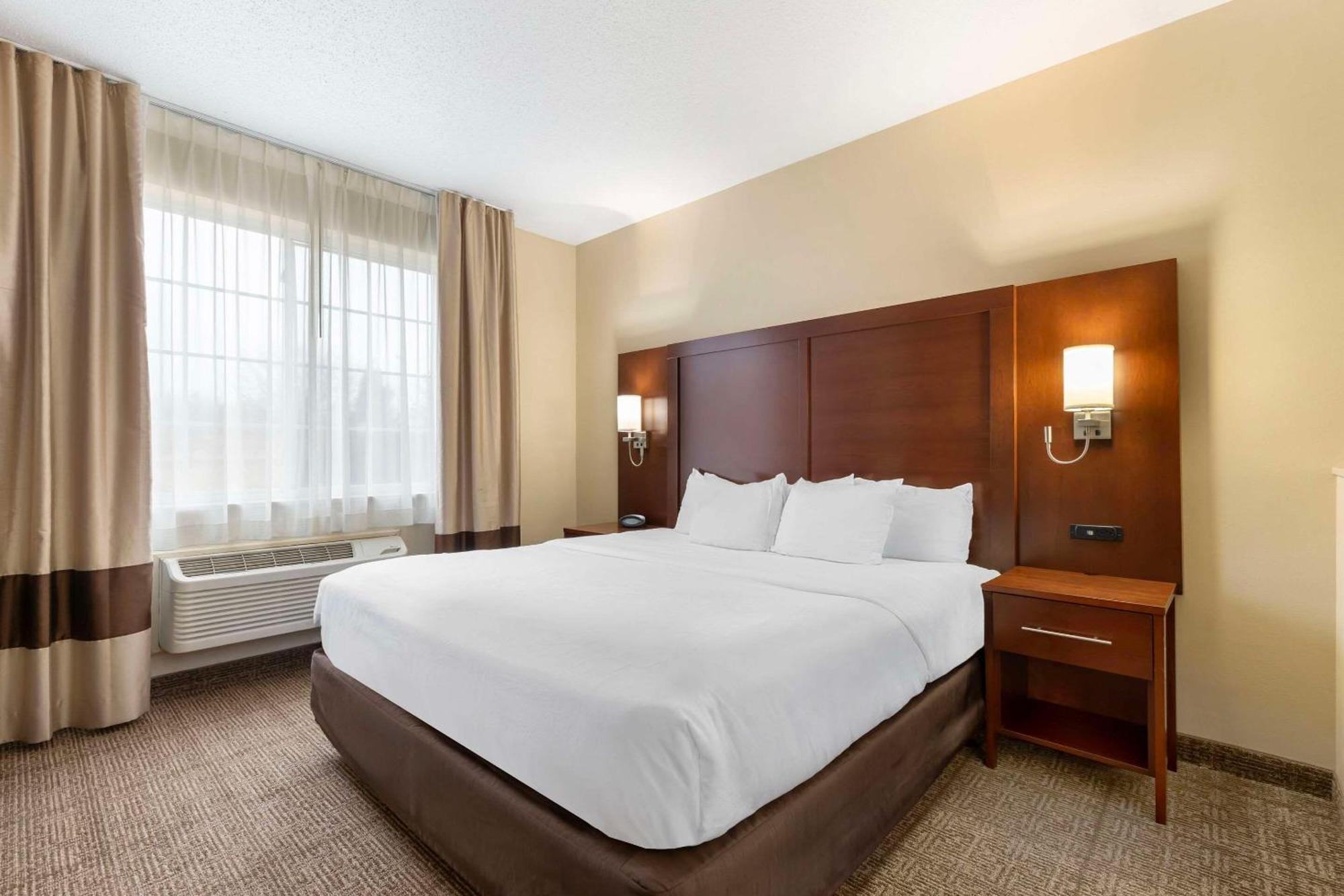 Comfort Suites Сідар-Фолс Екстер'єр фото