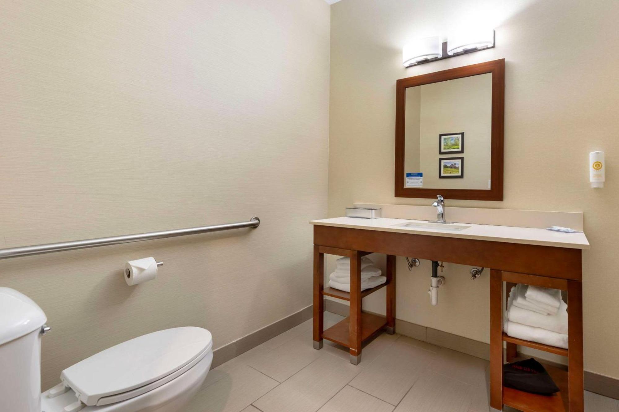 Comfort Suites Сідар-Фолс Екстер'єр фото
