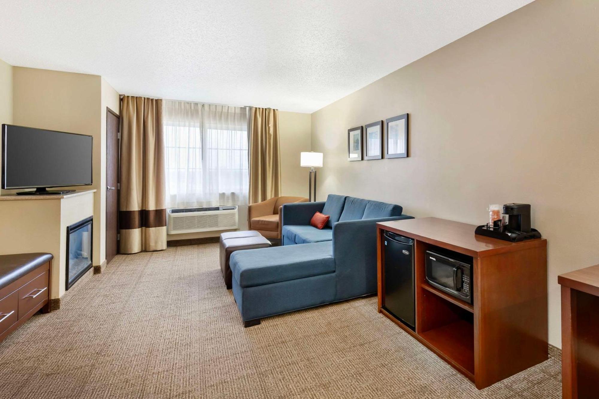 Comfort Suites Сідар-Фолс Екстер'єр фото