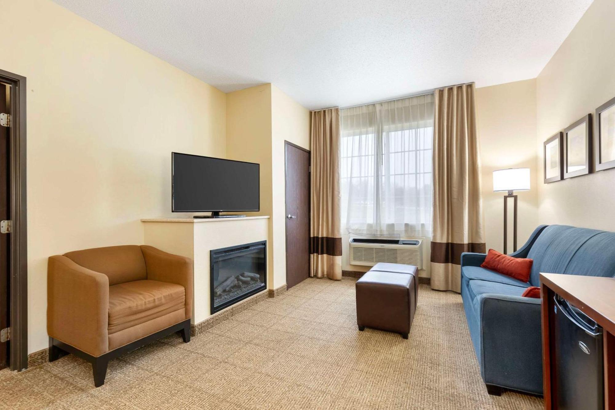 Comfort Suites Сідар-Фолс Екстер'єр фото