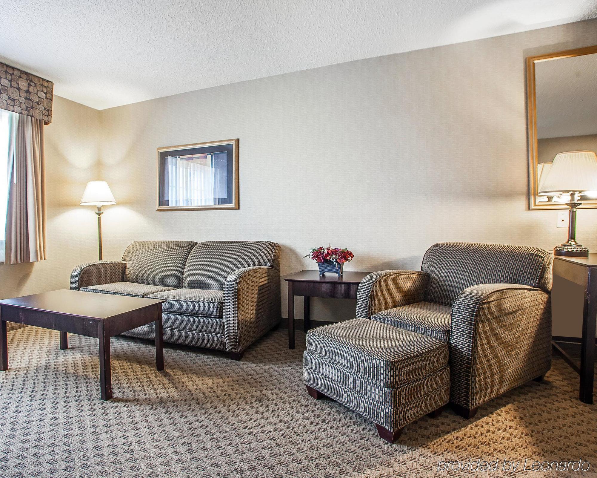 Comfort Suites Сідар-Фолс Екстер'єр фото