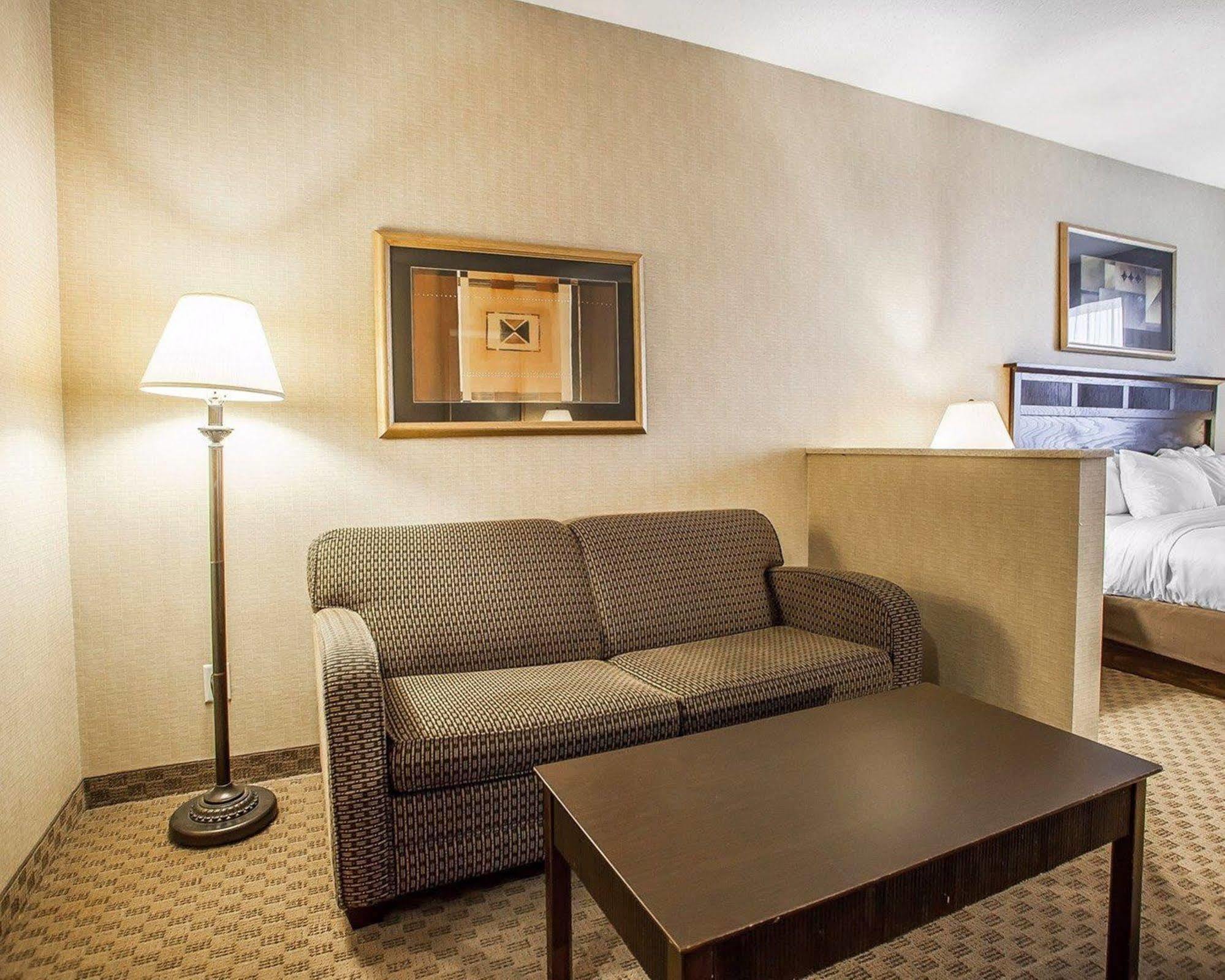 Comfort Suites Сідар-Фолс Екстер'єр фото